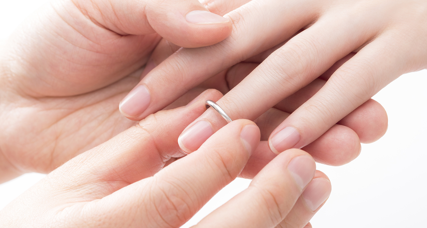 結婚指輪をはめる