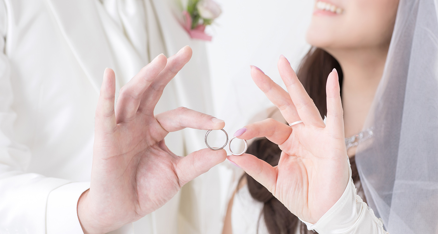 指輪をもつ結婚するカップル